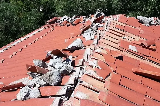 Toiture endommagée avec tuiles cassées avant rénovation en Charente