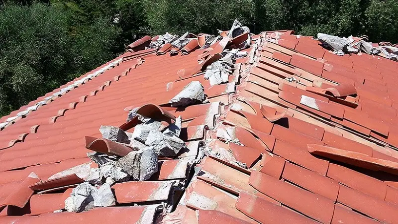 Une toiture abîmée en Charente avant que Patrick couverture n'intervienne pour la réparer