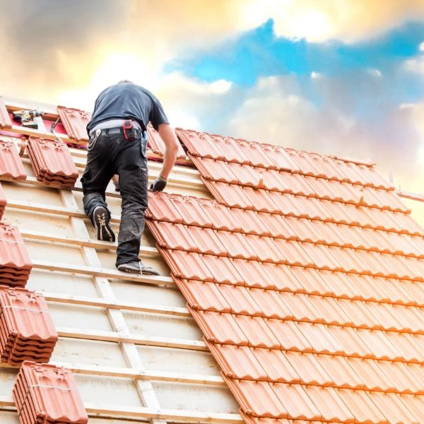 Artisan couvreur à La Couronne réalisant la rénovation d’une toiture en tuiles
