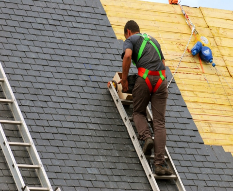 Travaux sur une toiture en ardoises — Patrick Couverture